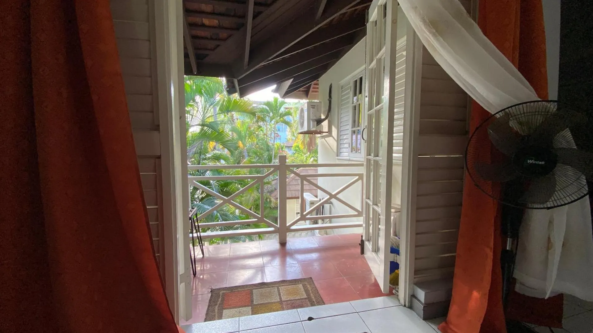 Finest Accommodation Renfrew Place Apt # 41 4--12 Renfrew Rd New Kgn 킹스톤